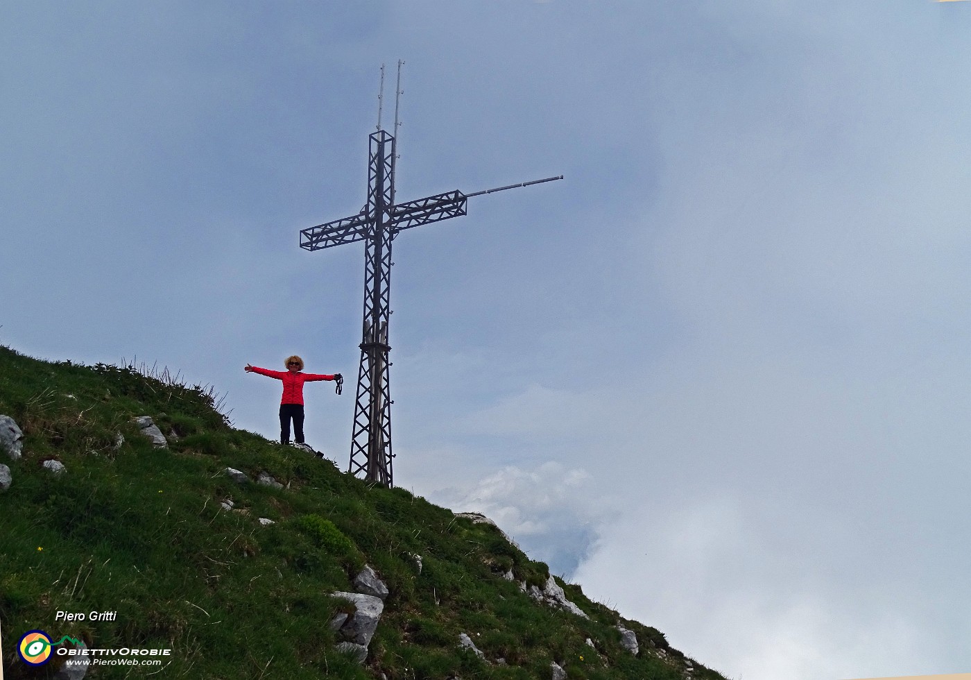 63 Alla croce del Monte Secco (anticima 2217 m).JPG -                                
